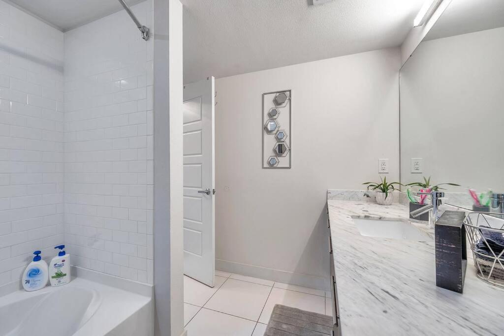 Luxury Apt 3 Mins To Dt Tampa -Pool-Gym-Balcony المظهر الخارجي الصورة